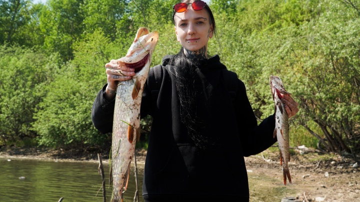 «Молодец, девчонка!»: красноярские рыбаки в восторге от девушки, которая ловит двухкилограммовых щук