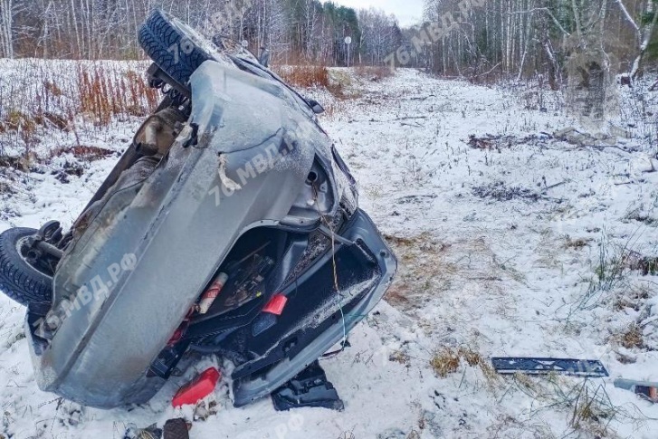 В Ярославской области перевернулась машина с двумя девушками В Ярославской области перевернулась машина с двумя девушками