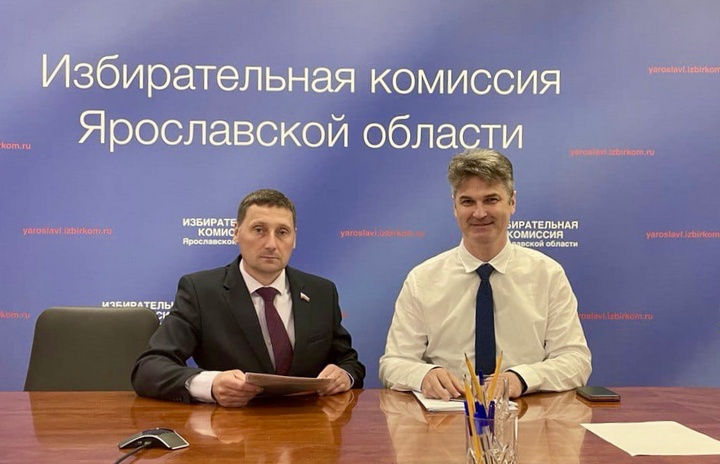Владимир Смирнов (слева) баллотируется от ЛДПР