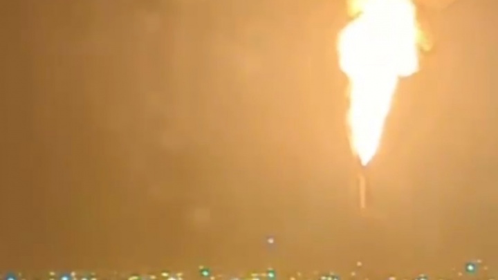 В небе над нефтеперерабатывающим заводом в Москве вспыхнул огромный полыхающий факел. Видео