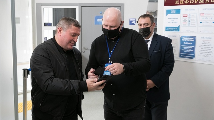Губернатор — не исключение: Андрей Бочаров проверил, как смотрят QR-коды в Волгограде