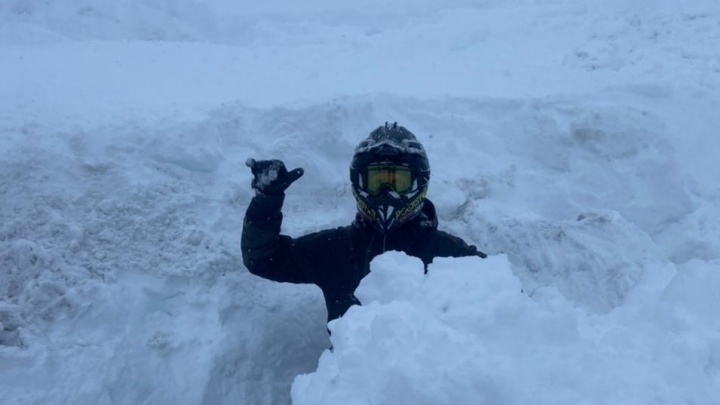 Спасибо сильному морозу: путешественники, которые застряли в уральской тайге из-за снегопада, спаслись
