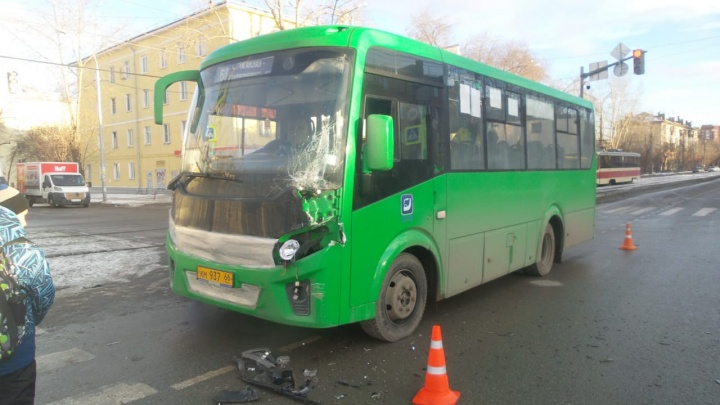 На Старой Сортировке «Газель» врезалась в автобус. Одна из пассажирок попала в больницу
