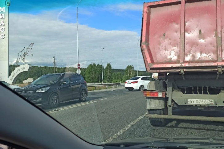 Сейчас водителям приходится стоять в пробках на светофоре под Миассом Сейчас водителям приходится стоять в пробках на светофоре под Миассом