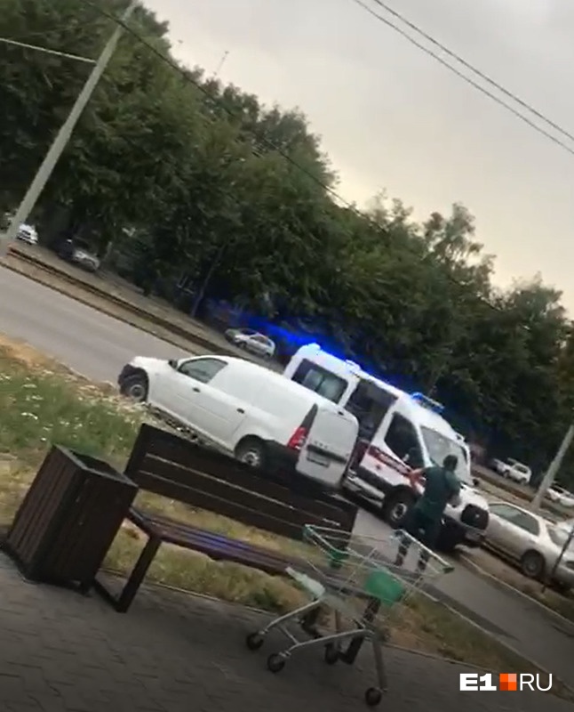 В Екатеринбурге возле крупного торгового центра сбили мальчика на велосипеде