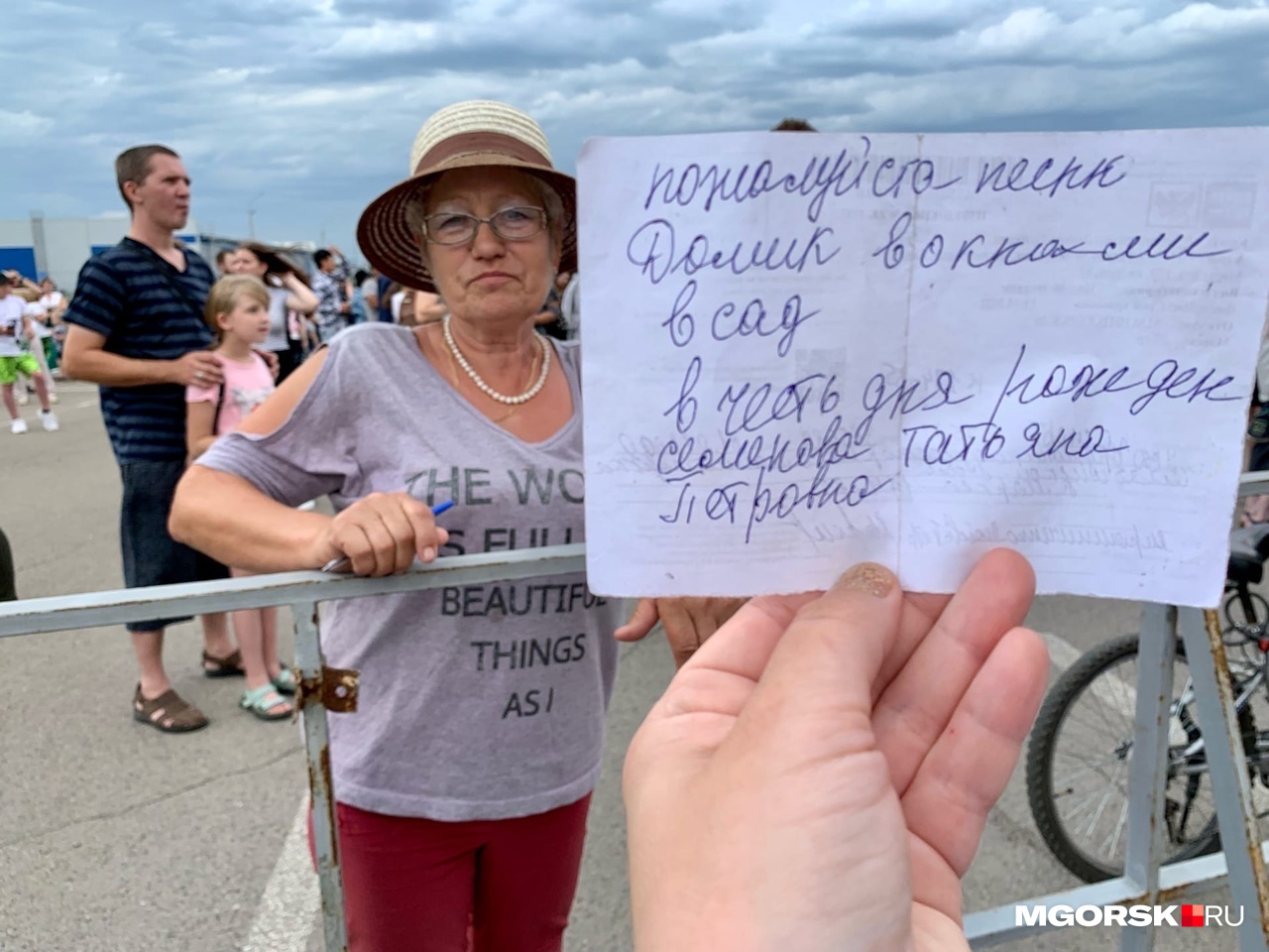 Любови так понравилось живое пение, что она решила поздравить сестру с наступающим <nobr class="_">54-летием</nobr> и просила передать за сцену ее записку с любимой песней родственницы. Охрана не пропустила Любови так понравилось живое пение, что она решила поздравить сестру с наступающим <nobr class="_">54-летием</nobr> и просила передать за сцену ее записку с любимой песней родственницы. Охрана не пропустила