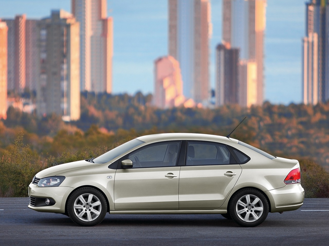 Первый Volkswagen Polo Sedan хоть и был лоукостером, ехал на уровне куда более дорогих автомобилей Первый Volkswagen Polo Sedan хоть и был лоукостером, ехал на уровне куда более дорогих автомобилей