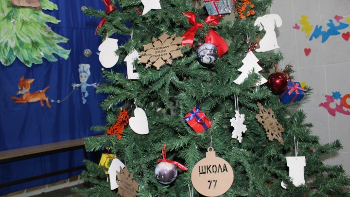 Омские школьники сами украсили елку необычными поделками (фото)