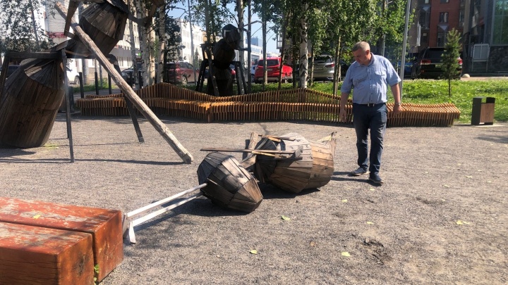 Из Молодежного сквера в Архангельске увезли деревянного муравья: что случилось