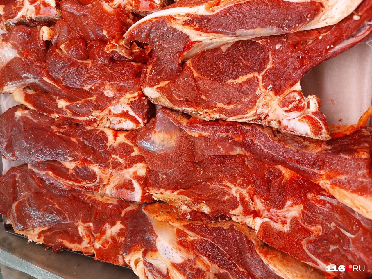 Мясо, которое продают на Московском рынке, выглядит свежим. Стоимость килограмма — 450 рублей