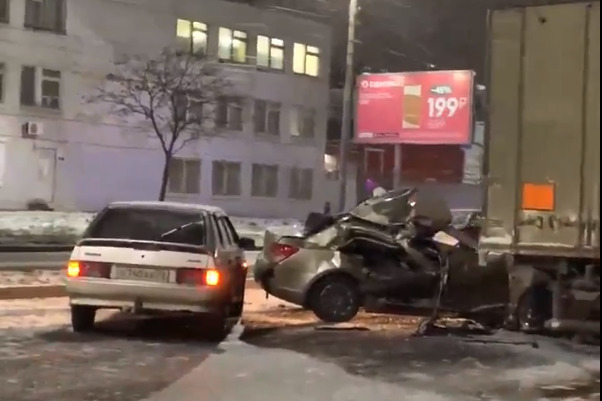 Машину не восстановить: в Ярославле легковушка влетела под грузовик