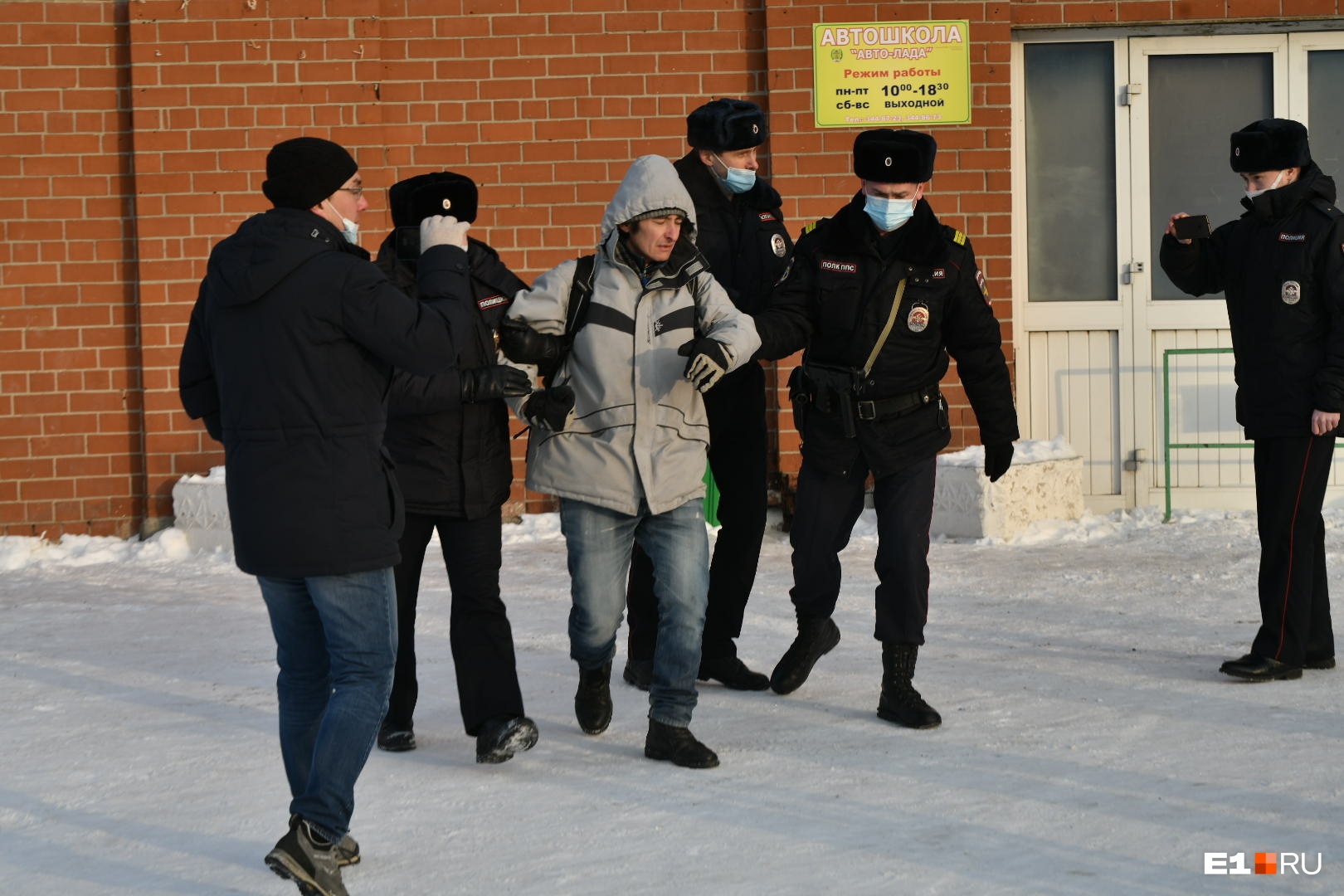 Уже во второй раз в этом месяце сотрудники полиции во время протеста <a href="https://www.e1.ru/text/incidents/2022/01/15/70378538/" class="_" target="_blank">задерживают</a> правозащитника Сергея Зыкова
