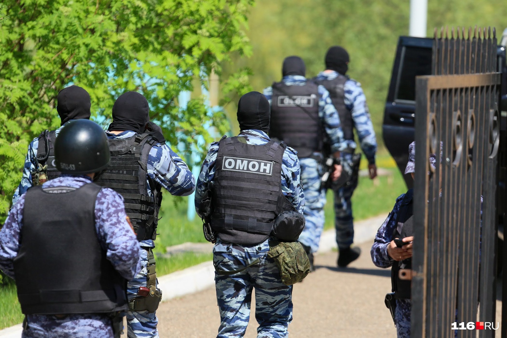 Все спецслужбы год назад были стянуты к школе Все спецслужбы год назад были стянуты к школе