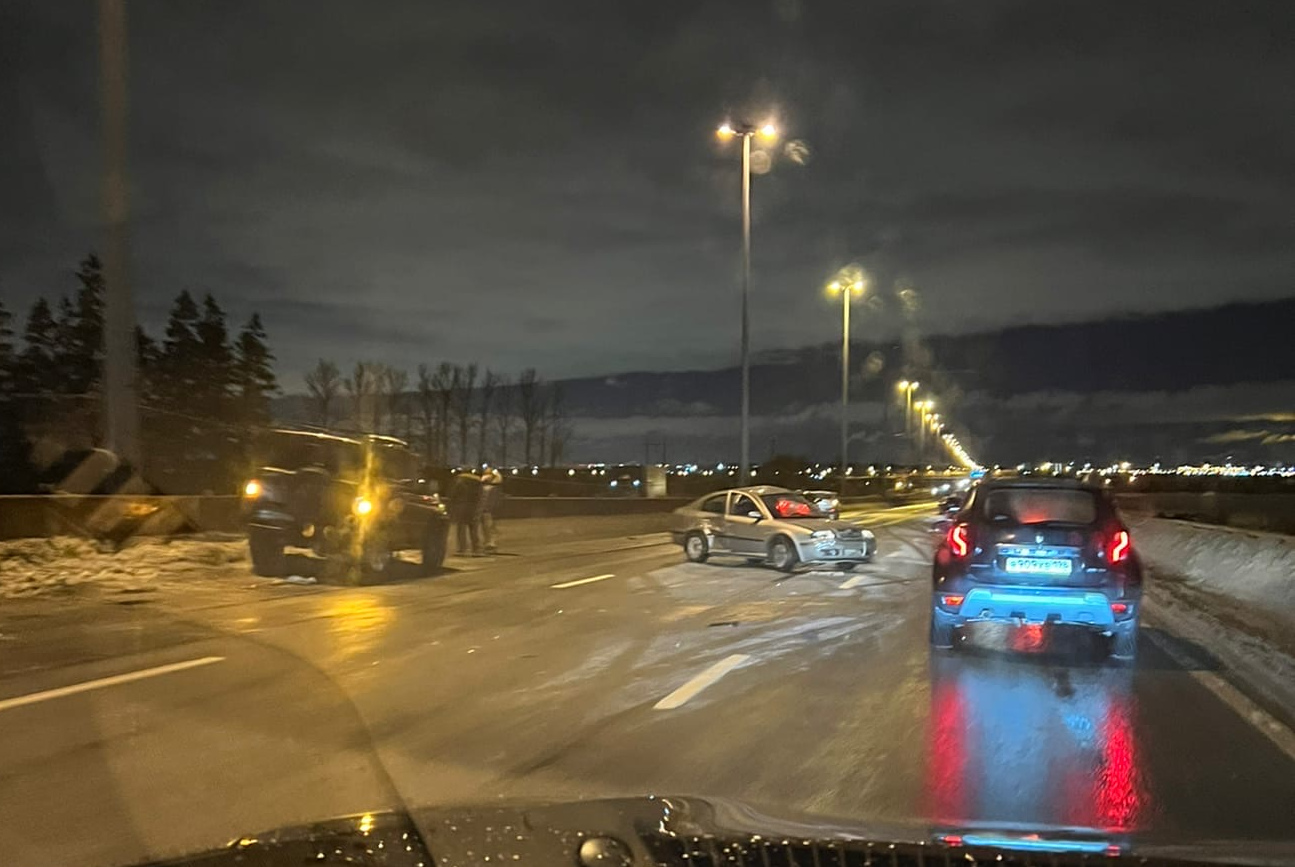 ДТП собирает пробку на Киевском шоссе. Очевидцы сообщают о 6 участниках и погибшем
