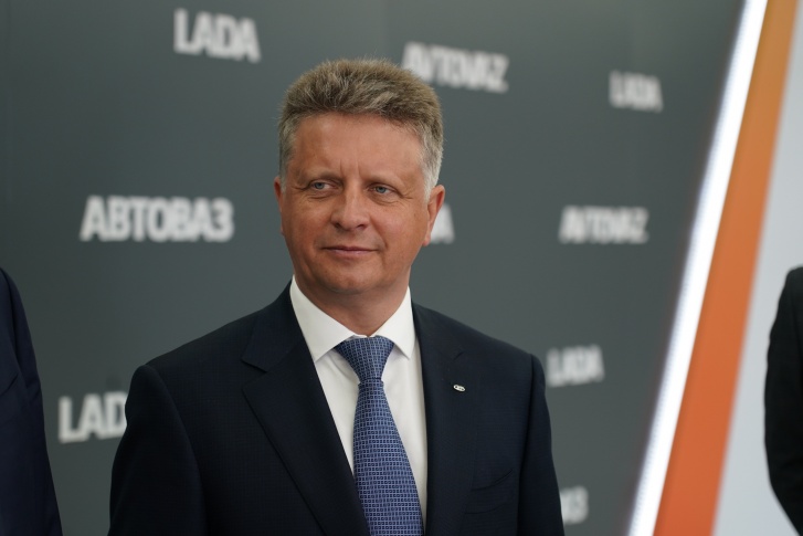 Руководитель ВАЗа Максим Соколов надеется, что к осени завод будет выпускать как минимум три модели Руководитель ВАЗа Максим Соколов надеется, что к осени завод будет выпускать как минимум три модели
