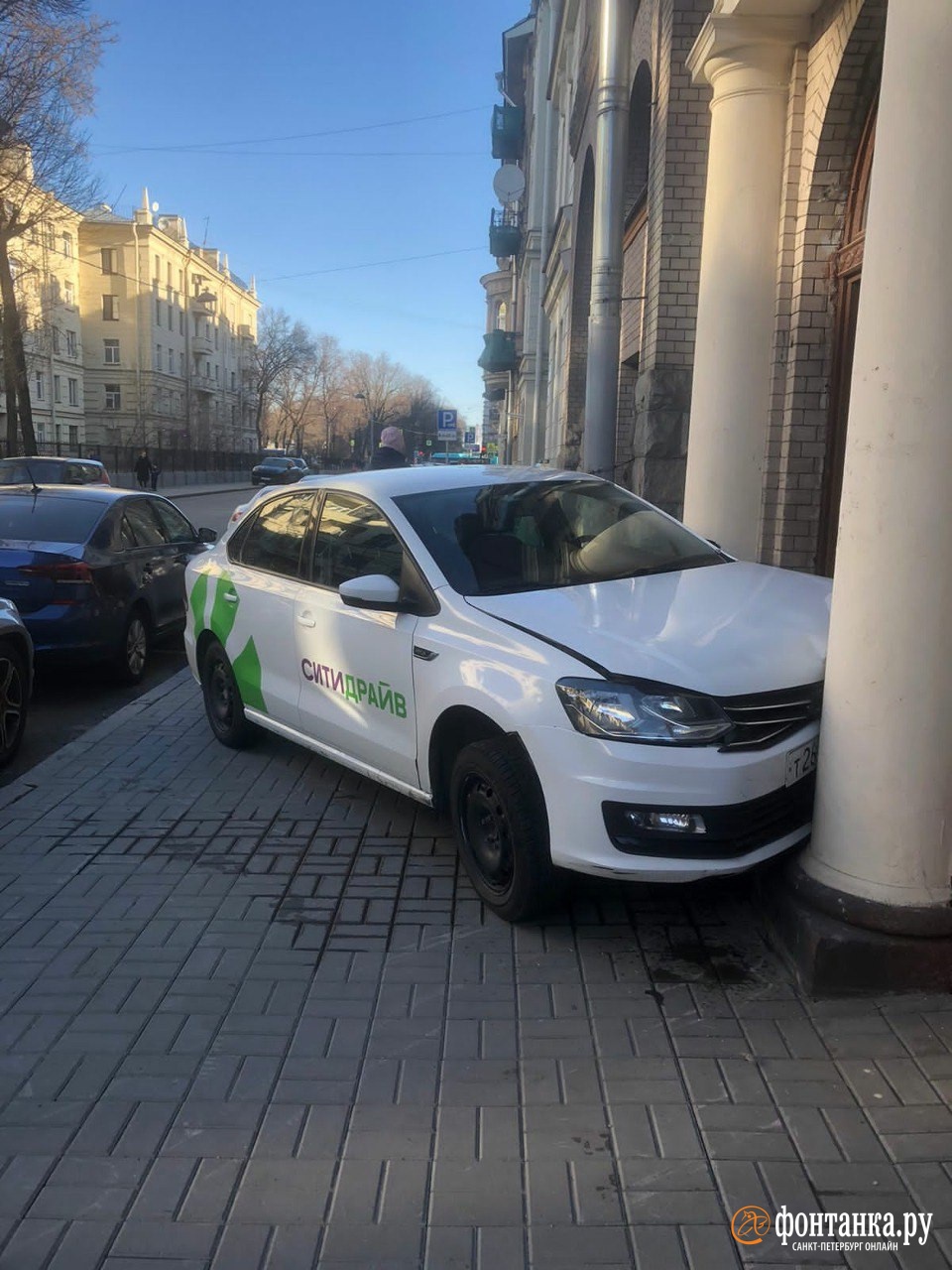 Каршеринг приехал в парадную доходного дома на Таврической улице