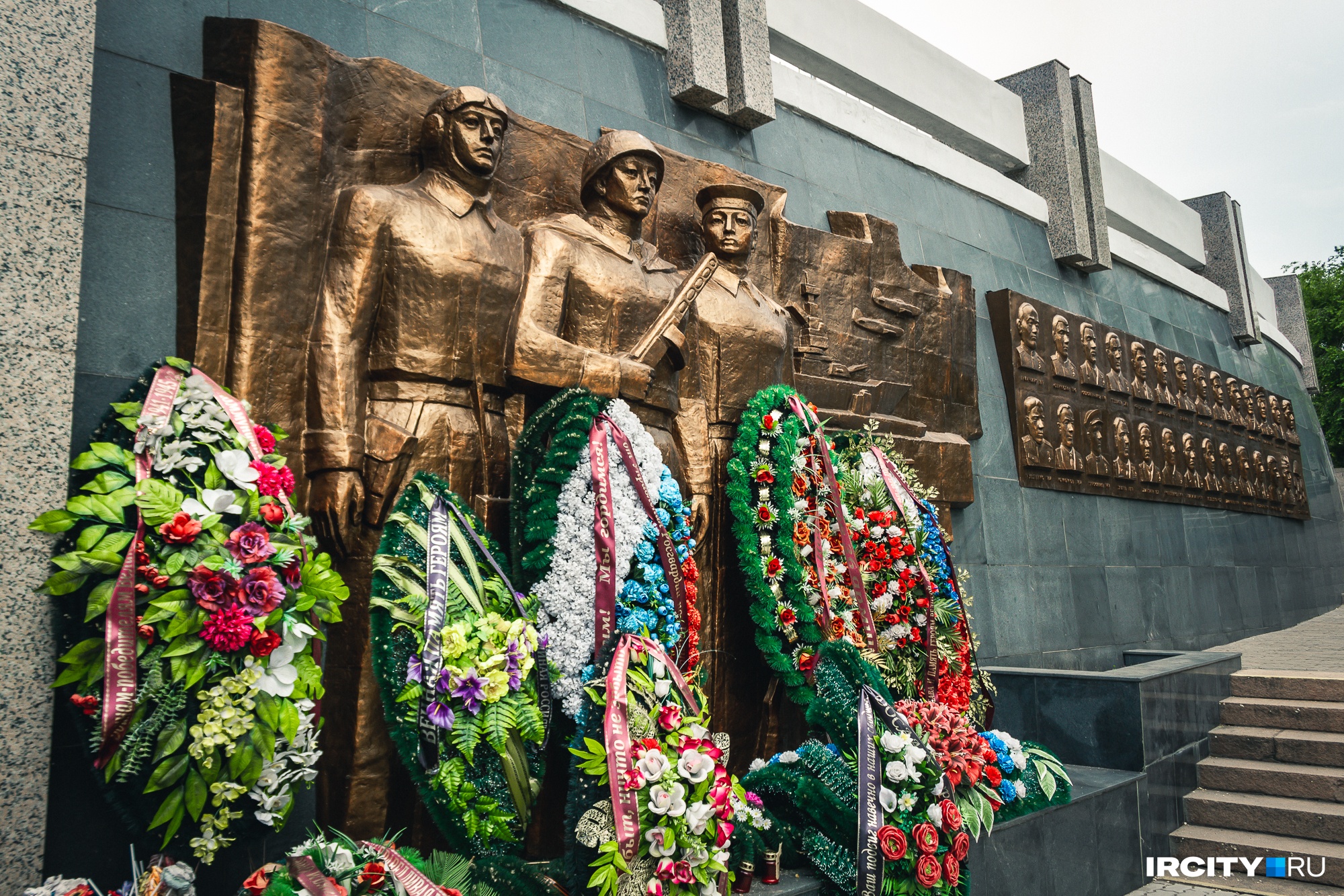 Барельефы с лицами Героев Советского Союза из Бурятии