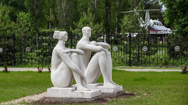 Известняковые скульптуры с площади Ленина обрели место на Гребном канале