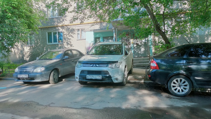 «Я паркуюсь, как...»: заезжать в подъезды автохамам Екатеринбурга мешают только габариты машин