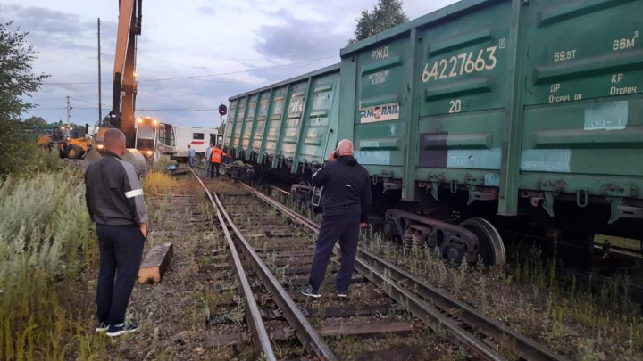Три вагона грузового поезда сошли с рельсов в Лесосибирске