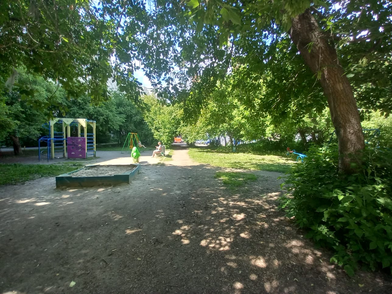Там, где сейчас детская площадка в окружении деревьев, может появиться асфальтированная дорога