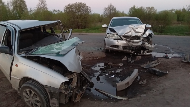 В Архангельске столкнулись в лобовую два автомобиля. Пострадал один из водителей