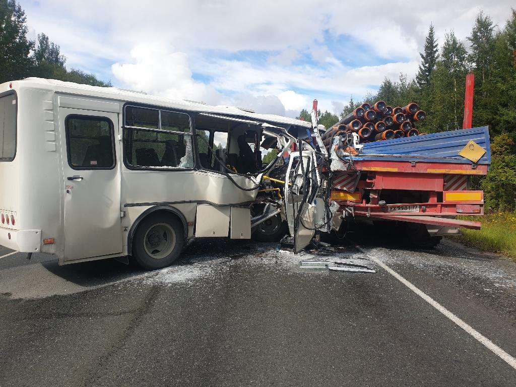 От удара у автобуса выбило стекла От удара у автобуса выбило стекла