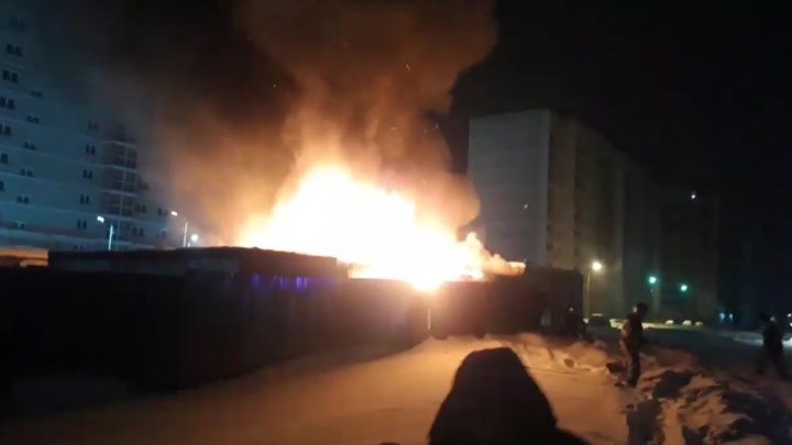 «Куда хоть ты лезешь? Там температура!»: в Ярославле произошел пожар на стройке жилых домов