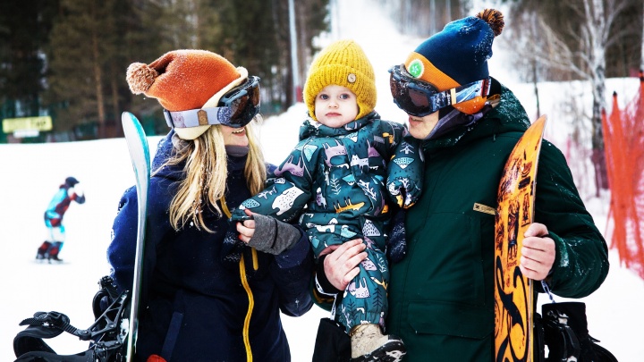 В горы всей семьей: собрали список идей для активного зимнего отдыха на природе
