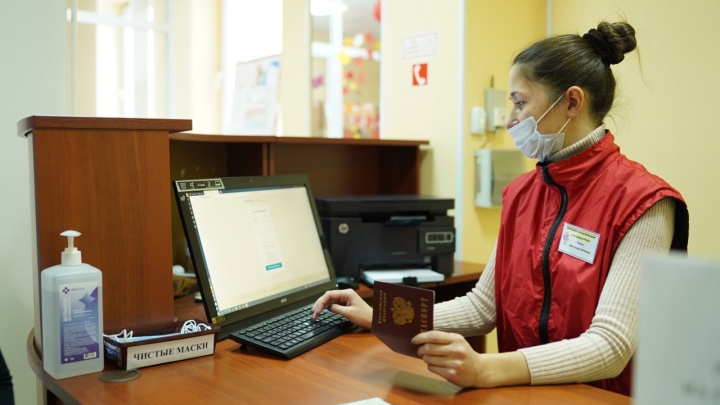 Тюменцам помогут получить QR-коды. Волонтеры будут работать в 11 центрах вакцинации