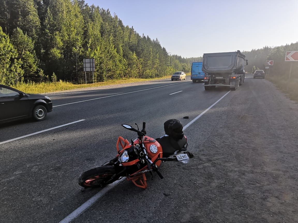 На Пермском тракте мотоциклист влетел в грузовик и попал в больницу с серьезными травмами
