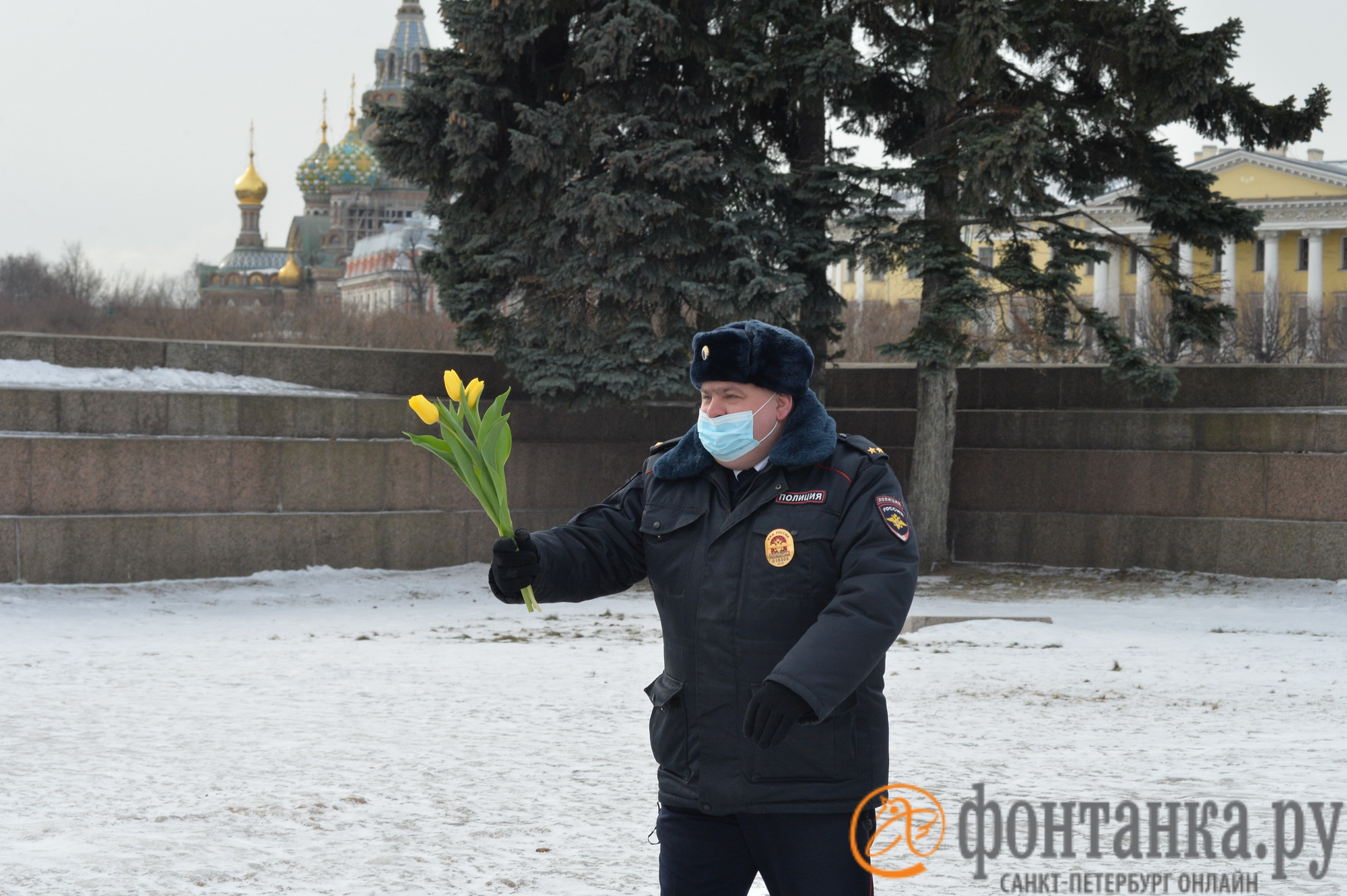 Фонтанка новости. Вечный огонь и цветы зимой. Певец в каске на Марсовом поле.