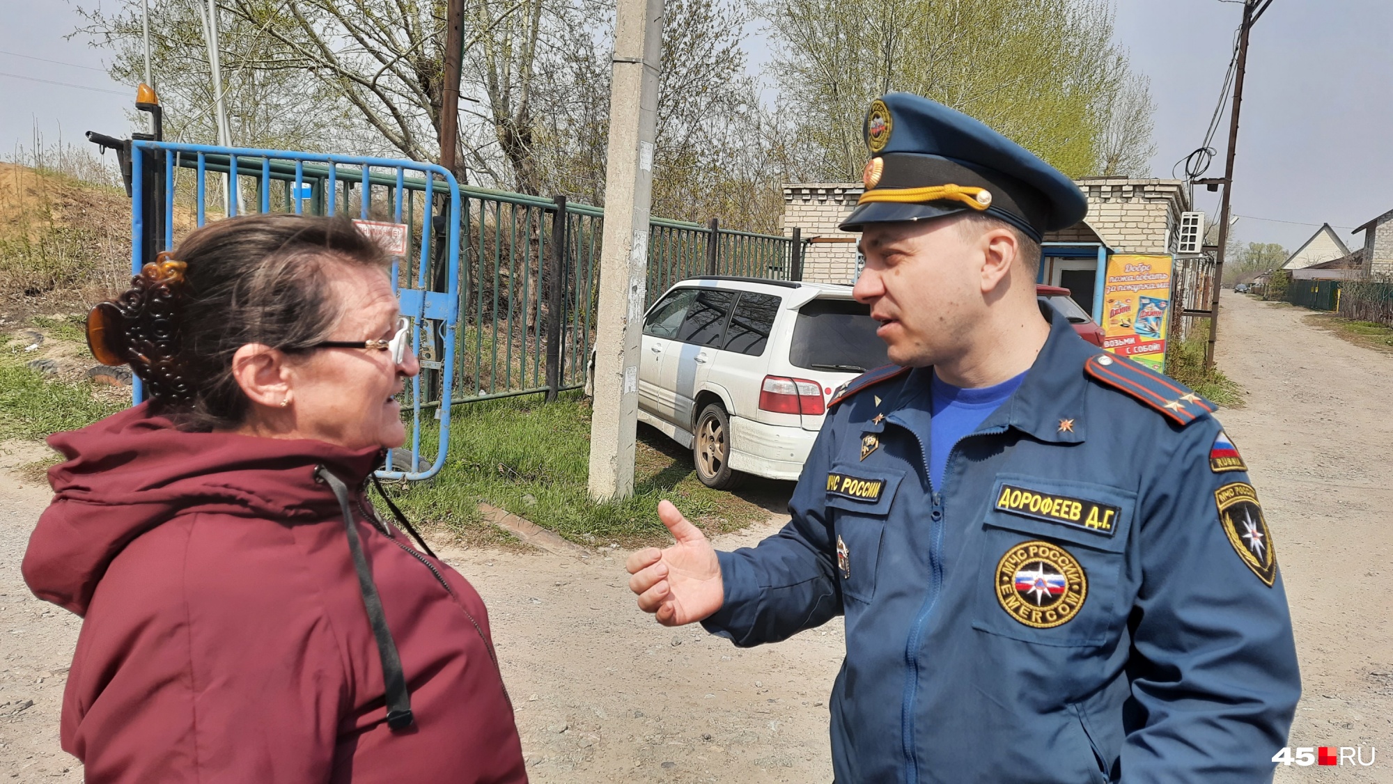 Сотрудники объясняют, что жечь траву пока нельзя. Ни днем, ни утром, ни ночью Сотрудники объясняют, что жечь траву пока нельзя. Ни днем, ни утром, ни ночью