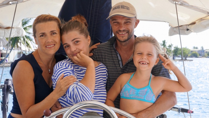 «Три дня думали, что сдохнем»: семья с детьми из Новосибирска завершила вторую кругосветку на яхте — страшные и забавные истории