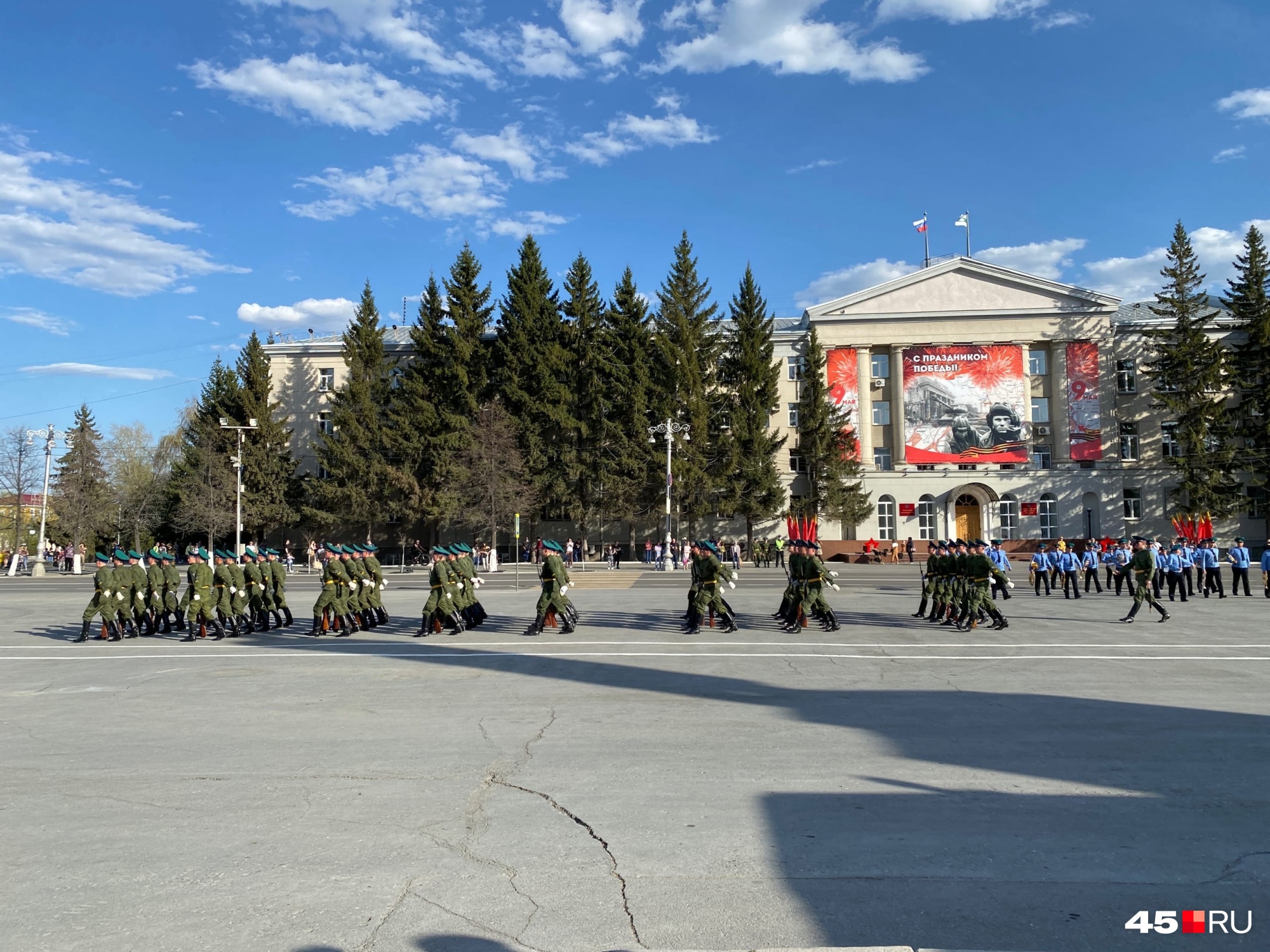 Горожане переживают, что на обновленной площади будет трудно проводить массовые мероприятия вроде парадов и прочих акций Горожане переживают, что на обновленной площади будет трудно проводить массовые мероприятия вроде парадов и прочих акций