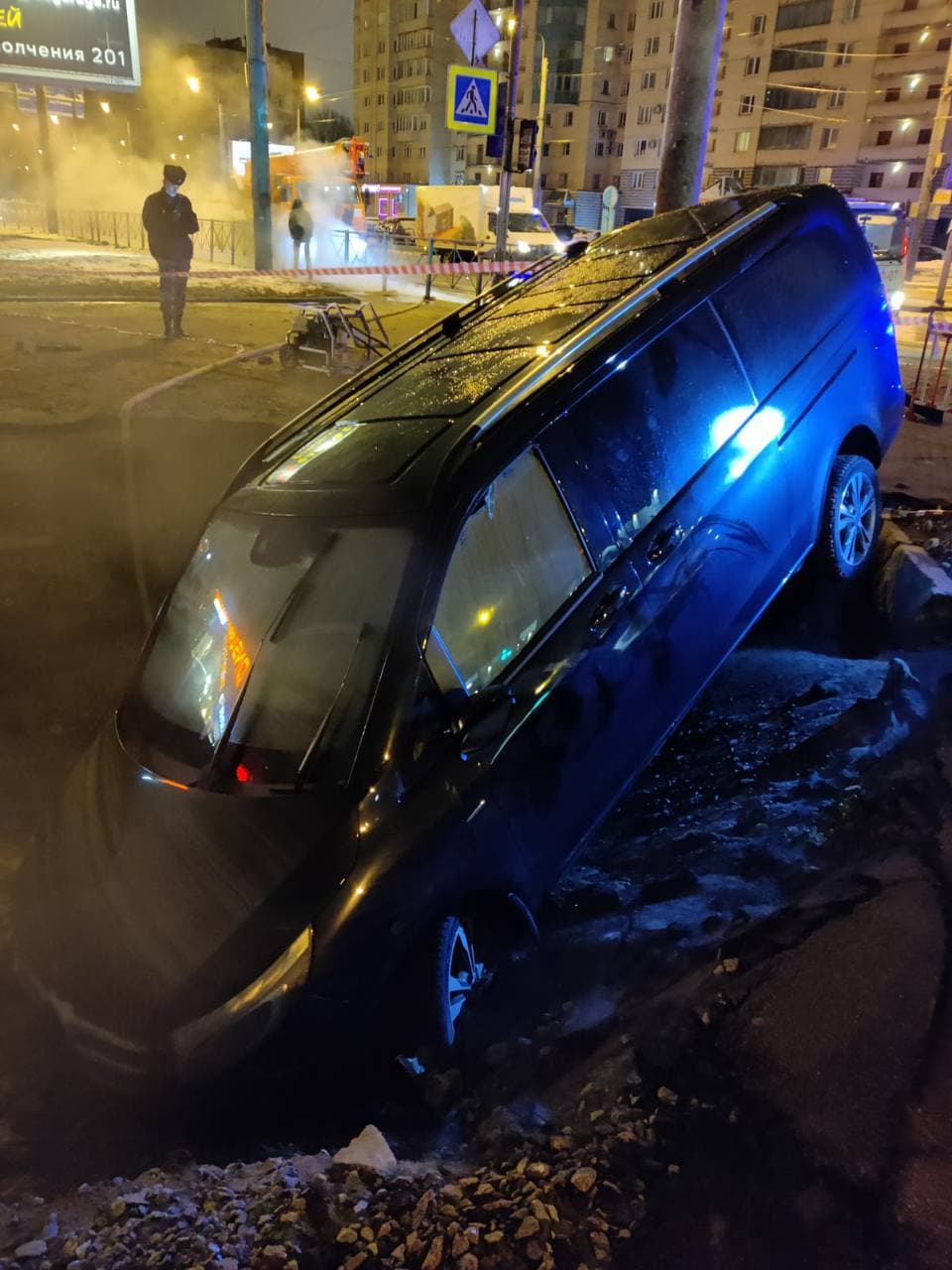 Какой машины падают. Прорыв трубы на лени Голикова. Автомобиль провалился под асфальт. Авария в Санкт Петербурге 24 02 2022 машина провалилась в яму с кипятком.
