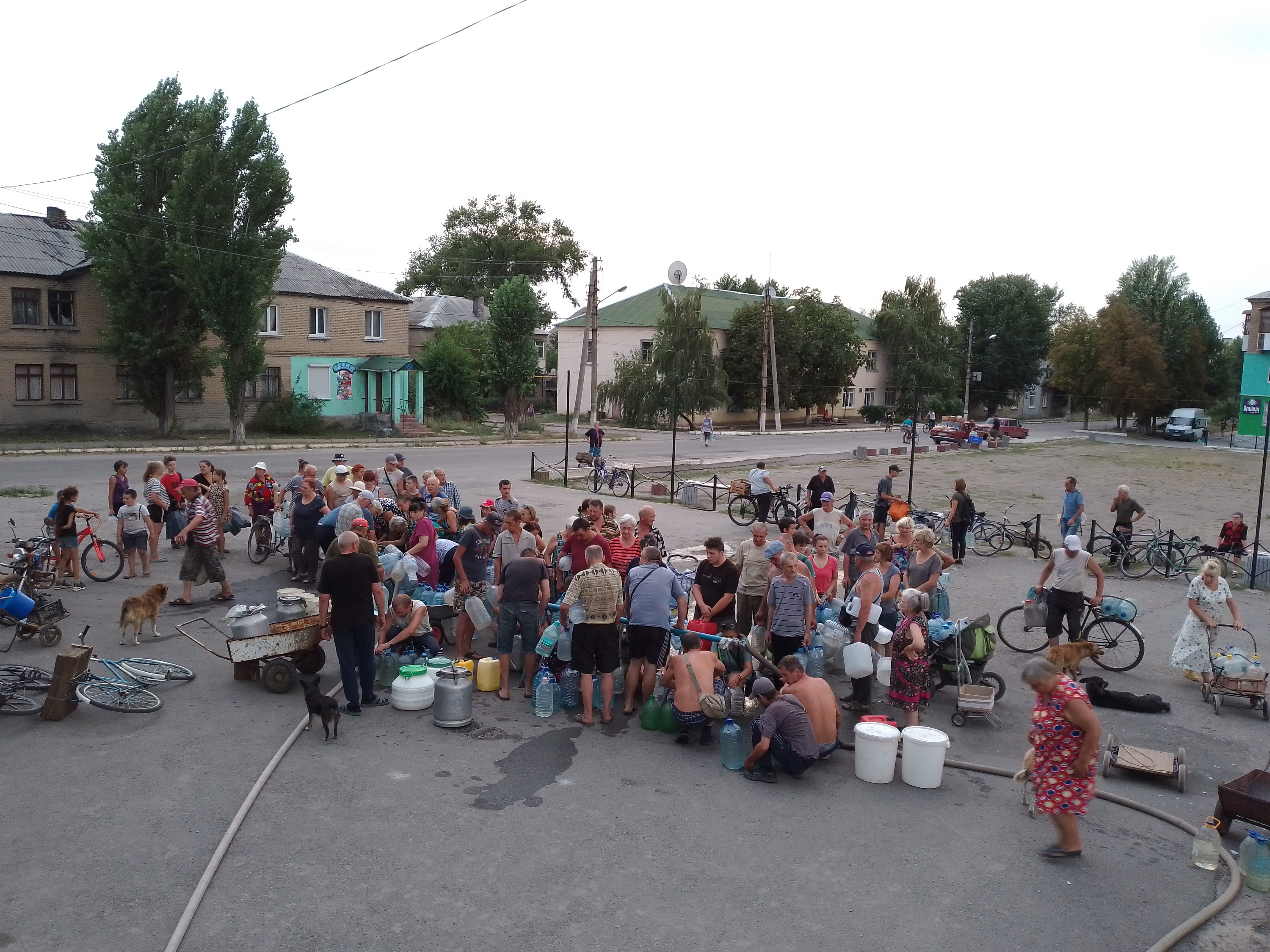 Очередь у водовоза в Приволье