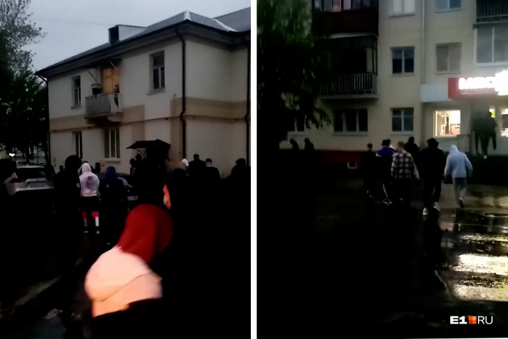 Молодые парни собрались во дворе на Красноармейской Молодые парни собрались во дворе на Красноармейской