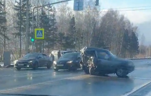 «От "Нивы" осталась лишь половина»: под Ярославлем на трассе произошло крупное ДТП. Видео
