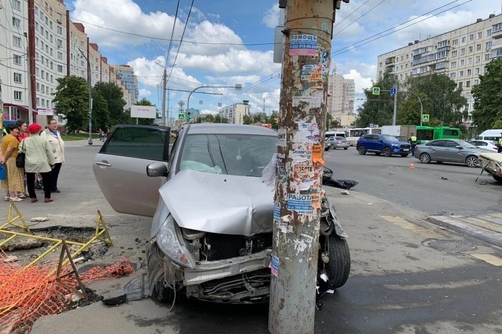 Mitsubishi Grandis ехал по Комсомольскому проспекту, врезался в «Жигули» и отлетел на тротуар