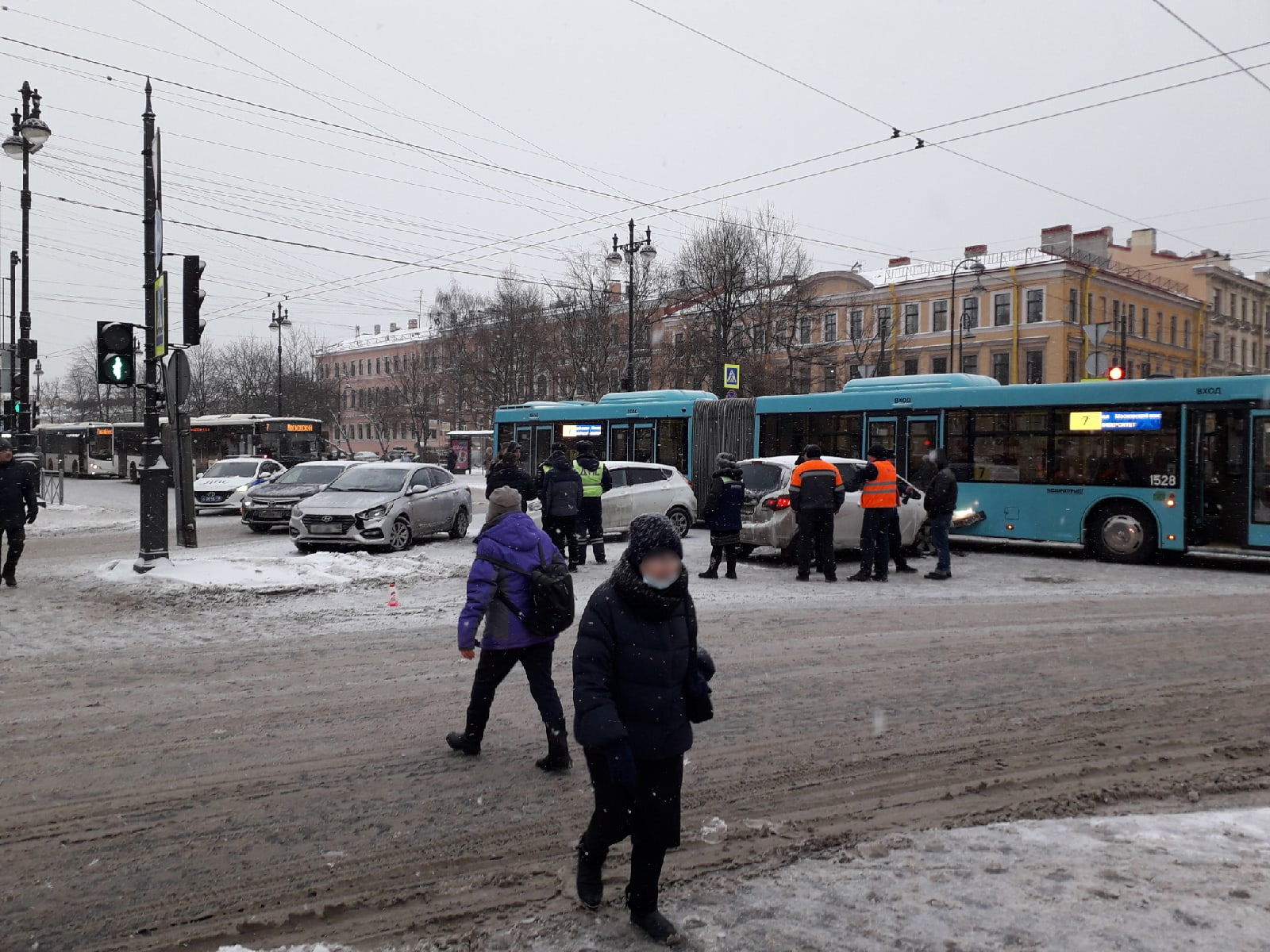 Новости спб сегодня последние свежие. ДТП С автобусом в Санкт-Петербурге на Васильевском. Авария на Васильевском острове в 7 часов утра. Затор на дороге.