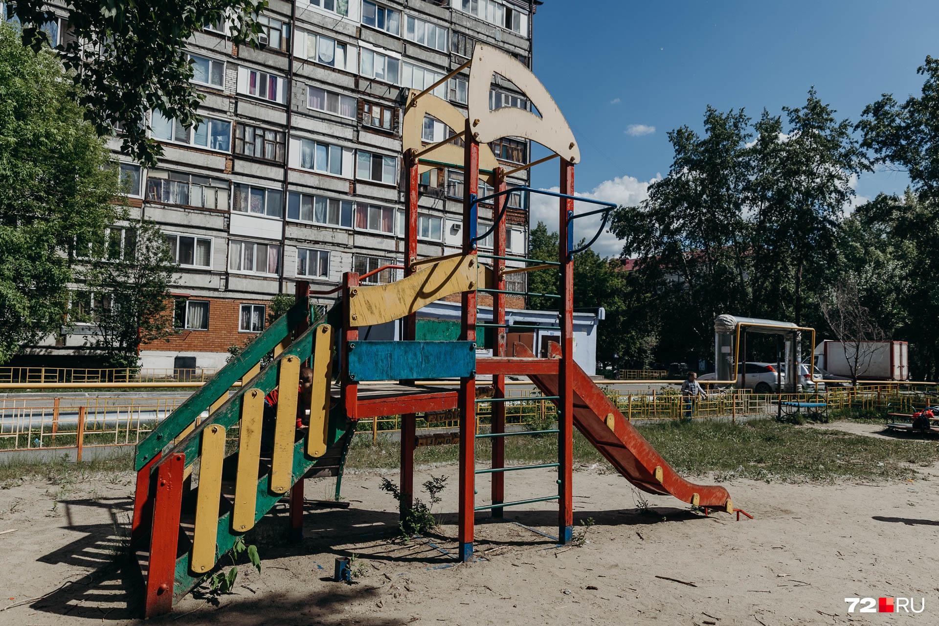 Детская площадка у дома Насти Муравьёвой