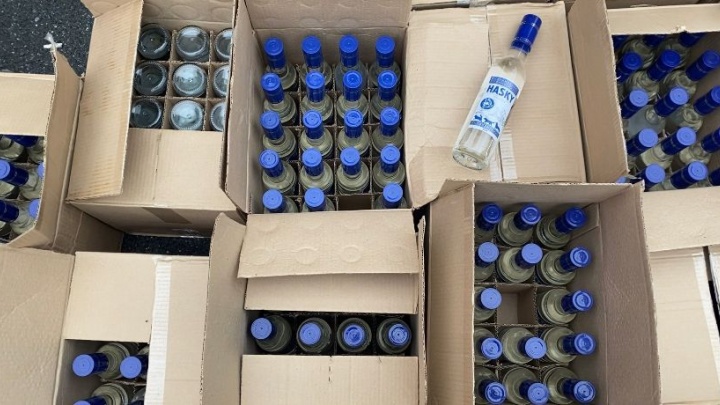 В Нижневартовске изъяли 400 бутылок паленой водки известного бренда