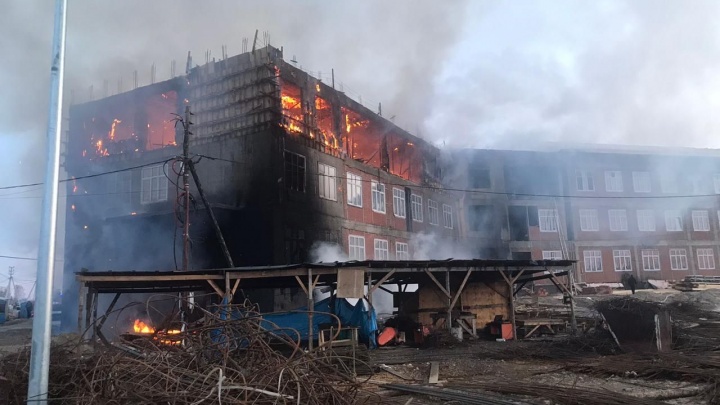Строящееся здание школы горело в городе Зиме