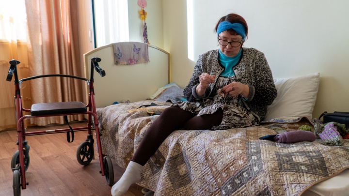 «Здесь все для нас»: как живут пожилые люди и инвалиды в частном пансионате «Опека»