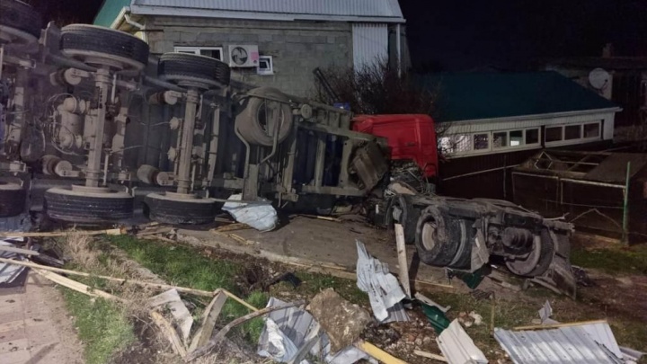 В Джубге мусоровоз врезался в забор жилого дома — есть пострадавший