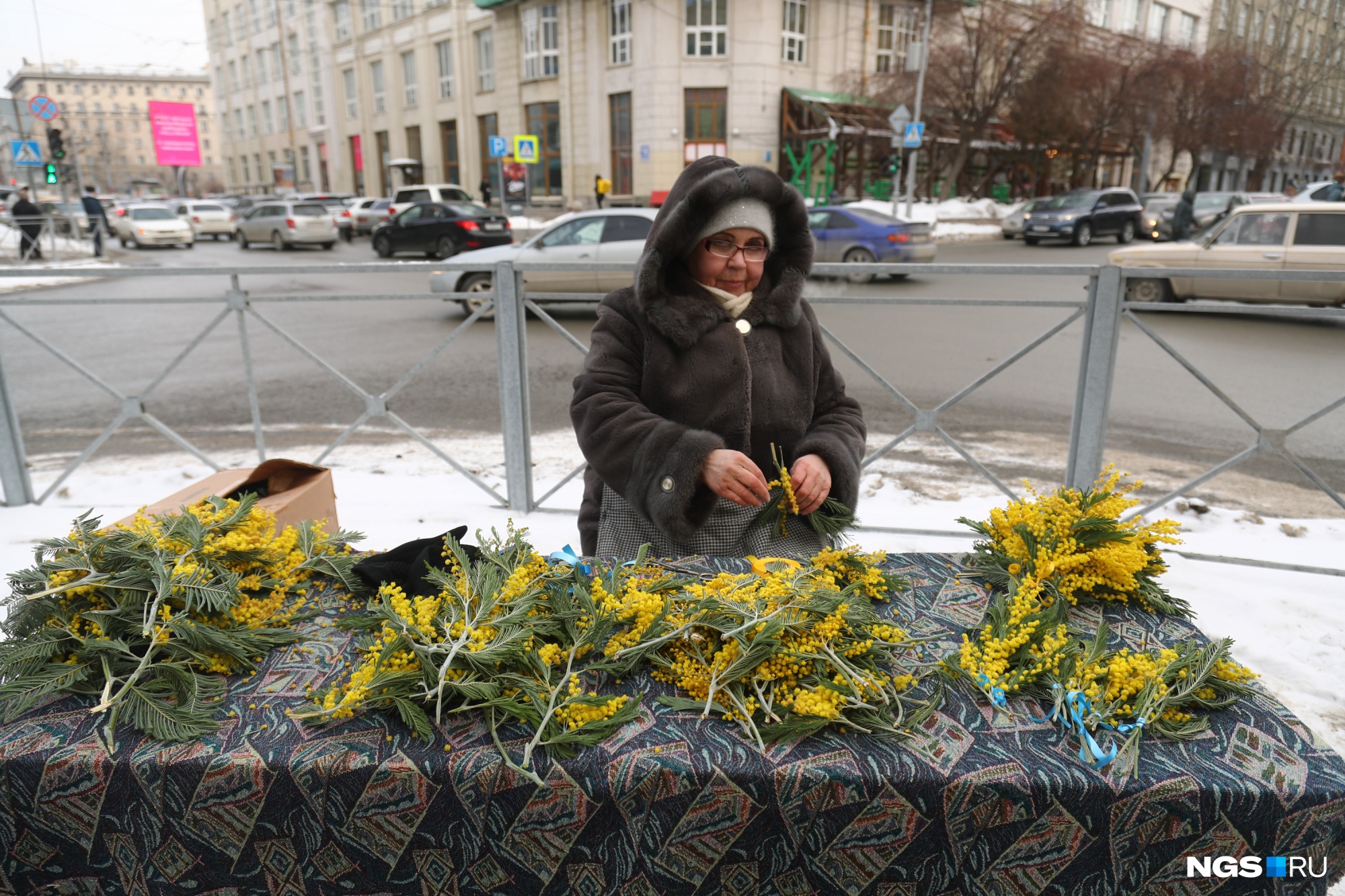 На улице в центре Новосибирска развернули торговлю мимозами к 8 Марта