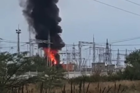 Почти одновременно с пожаром на полигоне в селе Майское в самом Джанкое вспыхнул трансформатор на местной подстанции