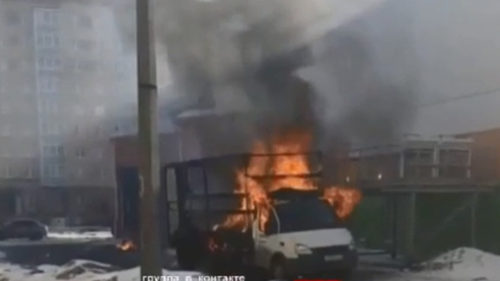 Возле северодвинского ТЦ «Май» сгорел автомобиль. Это происходит второй раз за две недели