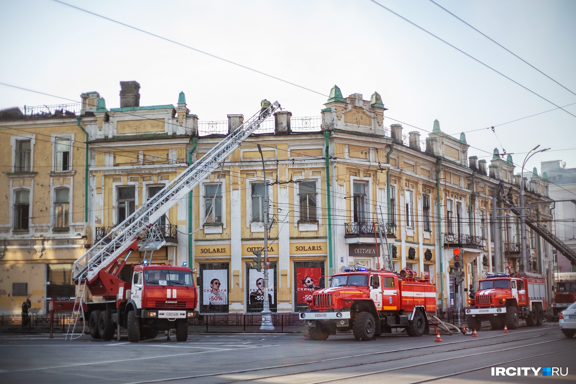 Пожарные работают на улицах Ленина и Карла Маркса возле сгоревшего здания ТЮЗа